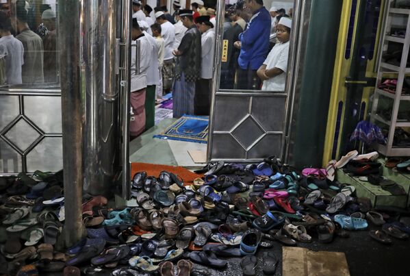 Unos fieles participan en una oración vespertina durante el mes sagrado del Ramadán en una mezquita en Yakarta (Indonesia). - Sputnik Mundo