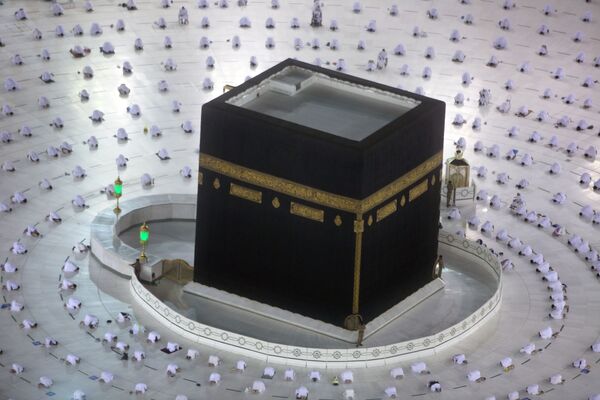 Los creyentes en el primer día de ayuno del Ramadán rezan alrededor de la Kaaba en La Meca (Arabia Saudí). - Sputnik Mundo