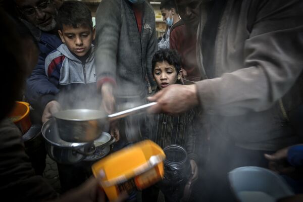 Distribución de comida gratuita durante el Ramadán en Gaza. - Sputnik Mundo