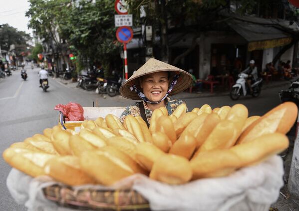 Una vendedora ambulante en una calle de Hanói (Vietnam). - Sputnik Mundo