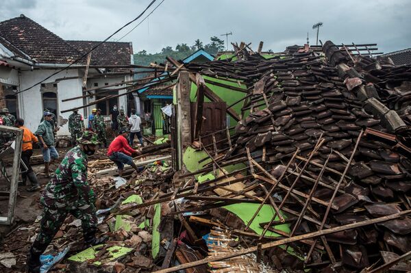 Soldados indonesios y lugareños inspeccionan las casas dañadas por un terremoto en Malang, en la isla de Java. - Sputnik Mundo