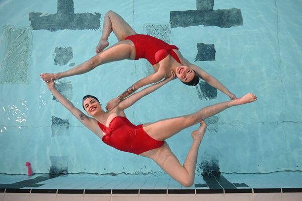 Unas nadadoras sincronizadas británicas durante un entrenamiento, en Londres. - Sputnik Mundo