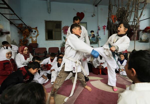Unos niños practican artes marciales en la aldea siria de al-Jeineh. - Sputnik Mundo