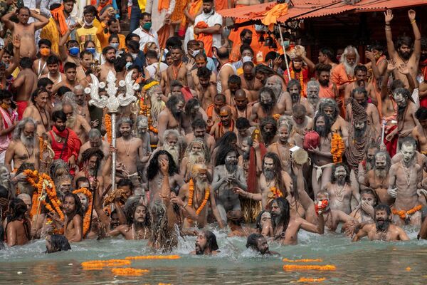 Participantes del festival Kumbh Mela en Haridwar (la India). - Sputnik Mundo