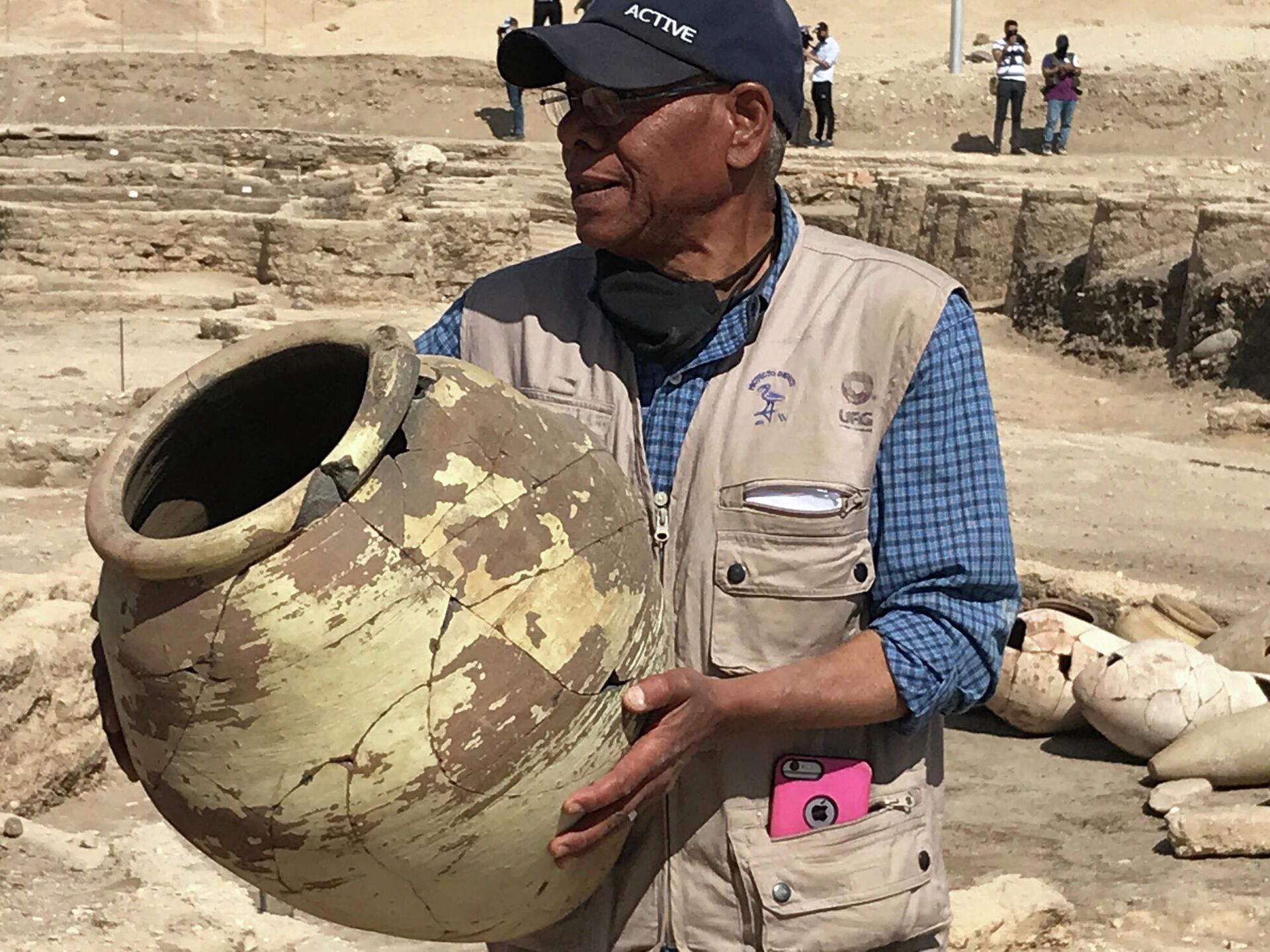 Arqueólogo con vasija en la ciudad dorada perdida de Luxor (Egipto) - Sputnik Mundo, 1920, 16.04.2021