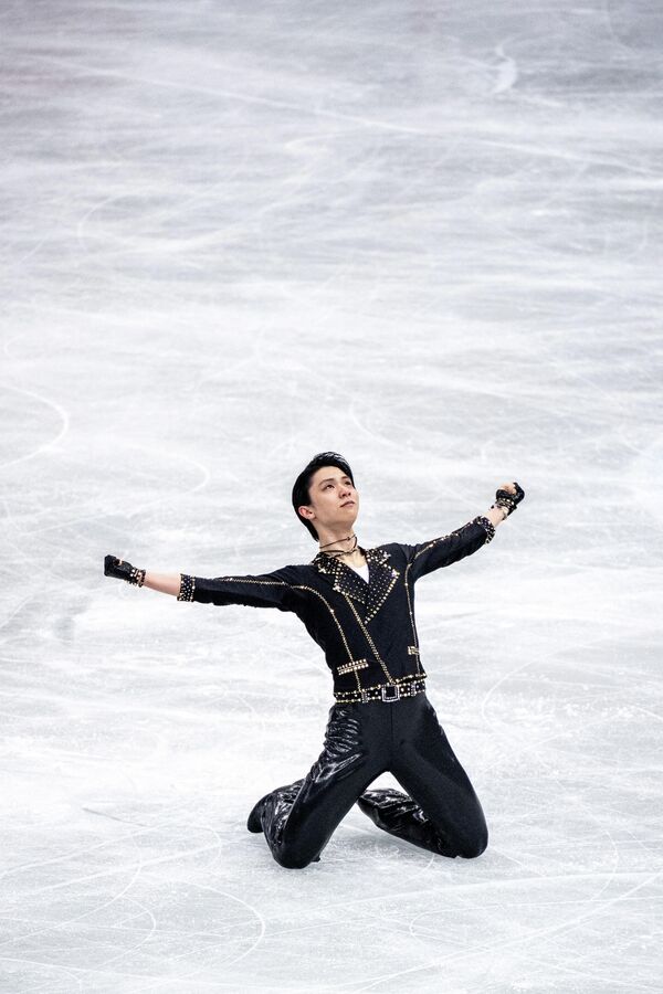 El patinador japonés Yuzuru Hanyu durante su actuación el 15 de abril en el campeonato llevado a cabo en su país. - Sputnik Mundo