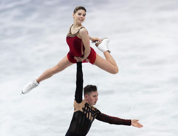Anastasía Míshina y Alexandr Galliámov de Rusia actúan durante el programa de pareja libre el 17 de abril. - Sputnik Mundo