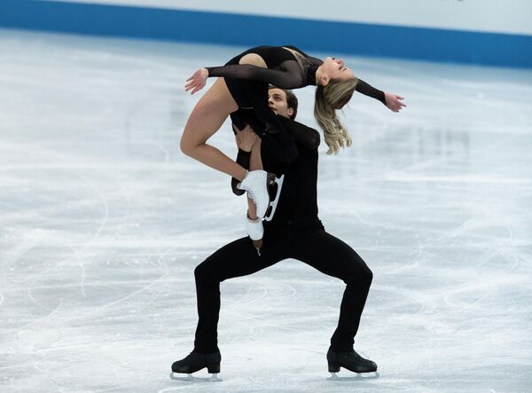 Los patinadores franceses Adelina Galiávieva y Louis Thauron en su número de  danza sobre hielo el segundo día del torneo. - Sputnik Mundo