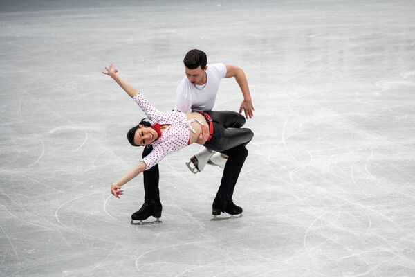 Los italianos Charlene Guignard y Marco Fabbri durante su actuación de danza sobre hielo el 15 de abril. - Sputnik Mundo