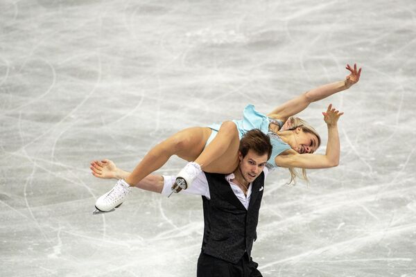 La pareja rusa Viktoria Sinítsina y Nikita Katsalápov presentan su número de danza sobre hielo durante el primer día del Trofeo Mundial. - Sputnik Mundo