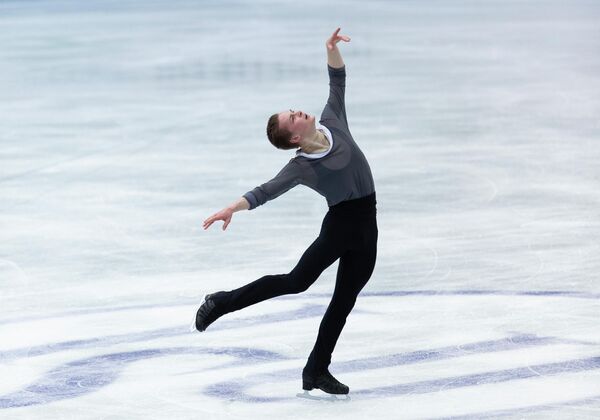 El ruso Mijaíl Koliada actúa el segundo día de la competición de patinaje artístico sobre hielo. - Sputnik Mundo