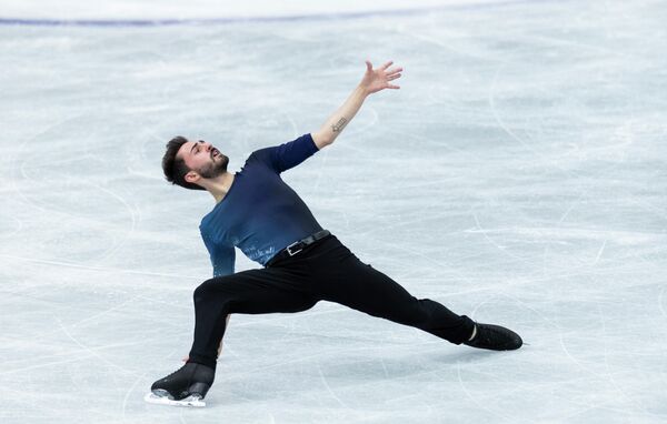El patinador francés Kevin Aymoz durante su número en la competencia el 16 de abril. - Sputnik Mundo