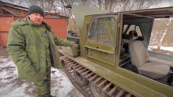 Un militar jubilado construye un tanque con sus propias manos en Rusia - Sputnik Mundo