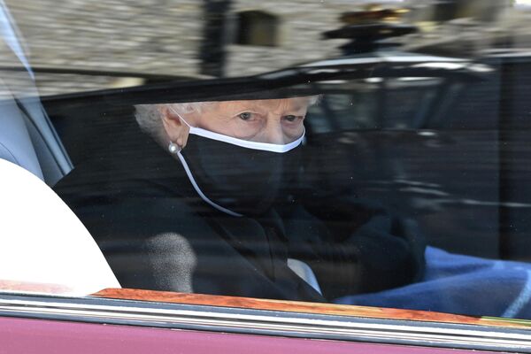 La reina cerró el desfile en una limusina estatal Bentley. - Sputnik Mundo