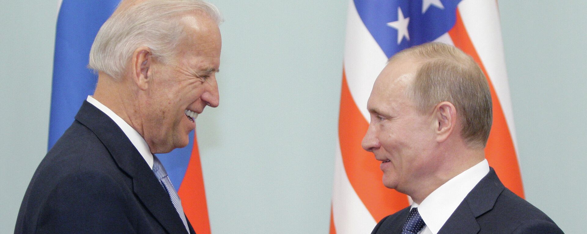 Joe Biden, entonces vicepresidente de EEUU, y Vladímir Putin, entonces primer ministro de Rusia, durante un encuentro el 2011 - Sputnik Mundo, 1920, 15.06.2021