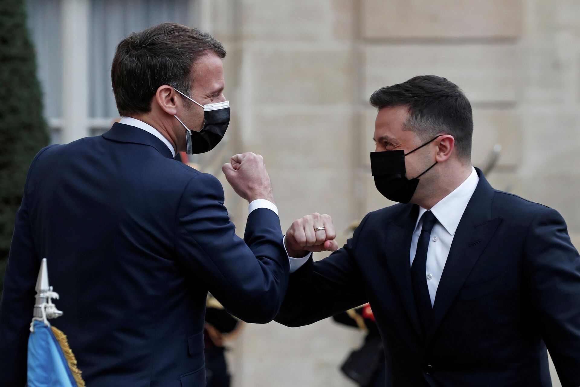 El encuentro del presidente de Francia, Emmanuel Macron, con su par de Ucrania, Volodímir Zelenski - Sputnik Mundo, 1920, 19.04.2021
