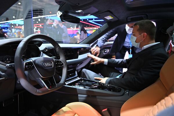 El Audi RS e-tron GT en el XIX Salón Internacional del Automóvil de Shanghái. - Sputnik Mundo