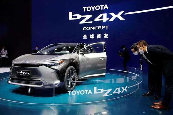 Toyota BZ4X en el XIX Salón Internacional del Automóvil de Shanghái. - Sputnik Mundo