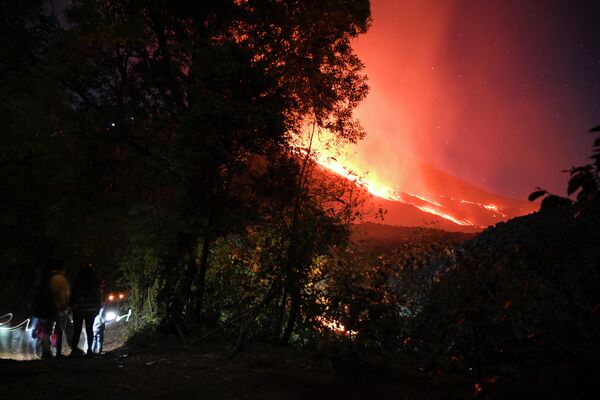 La lava del volcán Pacaya avanza cerca de la población El Patrocinio, marzo de 2021 - Sputnik Mundo