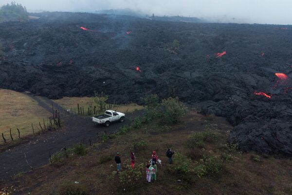 Lugareños observan la lava del volcán Pacaya, abril de 2021 - Sputnik Mundo