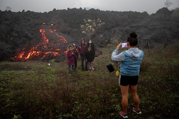 Niños y niñas posan para una foto al pie del volcán Pacaya, abril de 2021   - Sputnik Mundo