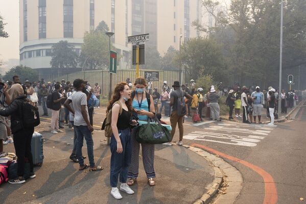 La evacuación de estudiantes de la Universidad de Ciudad del Cabo por el incendio forestal en la Montaña de la Mesa. - Sputnik Mundo