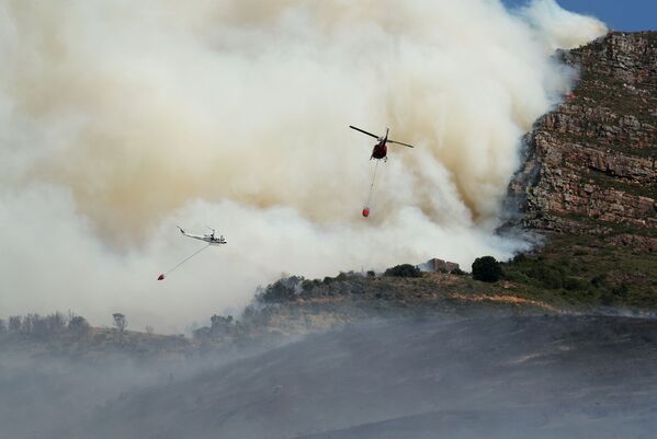 Más de 300 bomberos y cuatro helicópteros fueron enviados al lugar del desastre. - Sputnik Mundo