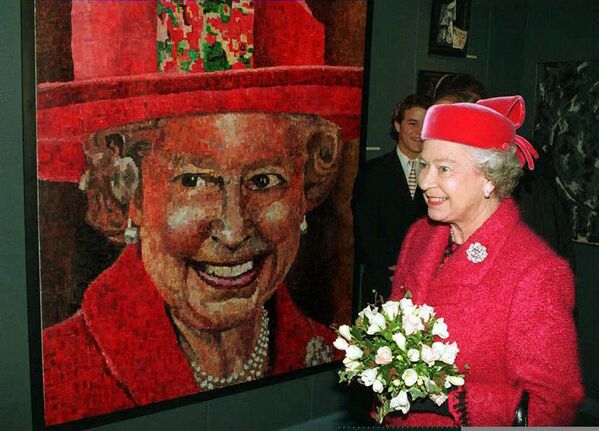Isabel II delante de su retrato, obra del artista británico Peter Hawkins, antes de la ceremonia de inauguración del nuevo edificio del prestigioso colegio privado para chicos Radley College, en la ciudad británica de Abingdon. - Sputnik Mundo