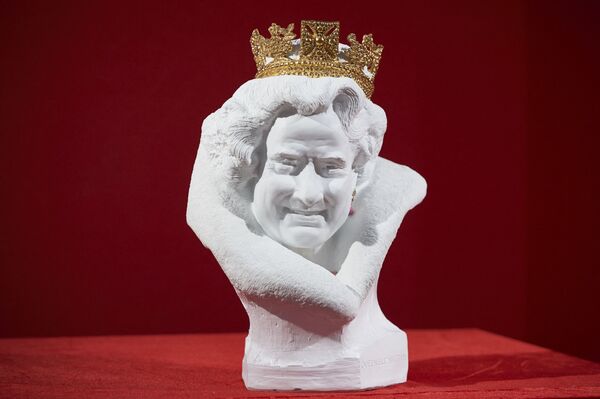 Un busto de porcelana de la reina, obra del escultor chino Chen Dapeng, en una feria de arte y antigüedades de Londres. - Sputnik Mundo