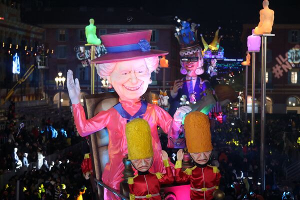 Una figura que representa a la monarca en el carnaval de Niza, en Francia. - Sputnik Mundo