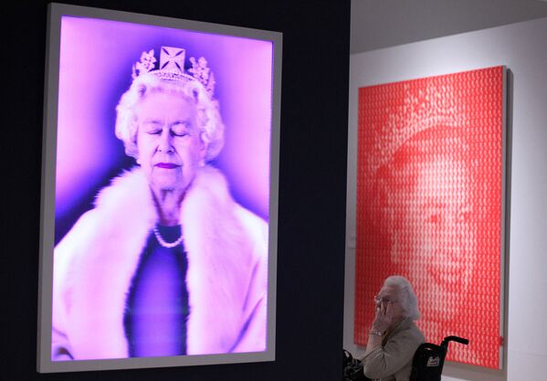 El holograma &#x27;Levedad del ser&#x27;, de Chris Levine, y la pintura &#x27;Isabel II vs Diana&#x27;, de Kim Dong Yoo, en la exposición &#x27;La reina: arte e imagen&#x27; en el museo del Ulster, Belfast, en Irlanda del Norte. - Sputnik Mundo