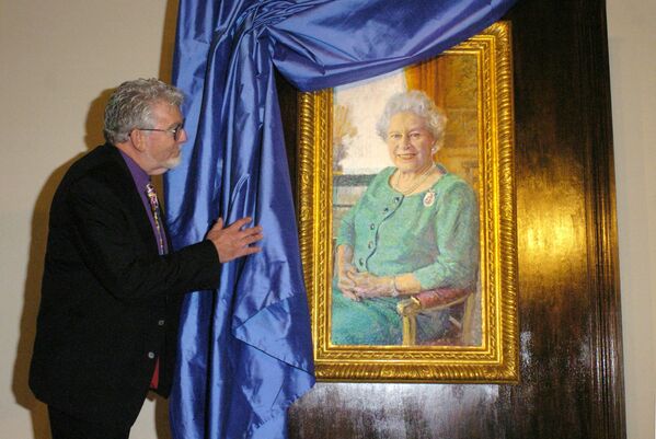 El artista australiano Rolf Harris presenta un retrato de Isabel II en el Palacio de Buckingham, en Londres. - Sputnik Mundo