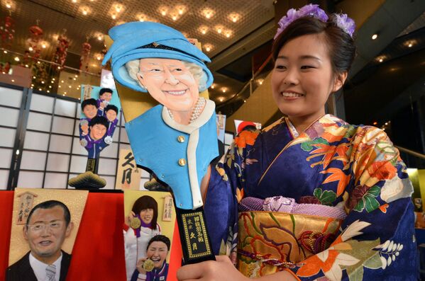 Una raqueta de madera (&#x27;hagoita&#x27; en japonés) con la imagen de Isabel II en la sala de exposiciones de la empresa Kyugetsu en Tokio, en Japón. - Sputnik Mundo