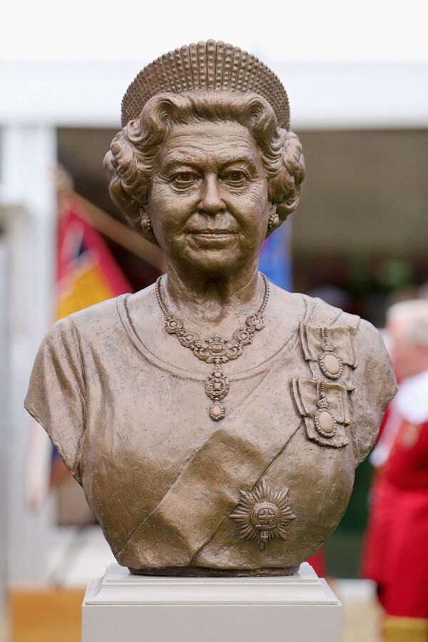 Un busto de bronce de Isabel II en la Honorable Compañía de Artillería de Londres. - Sputnik Mundo