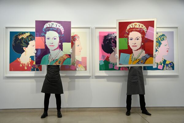 Unos retratos de la reina Isabel II de Andy Warhol en la subasta de Christie&#x27;s en Londres. - Sputnik Mundo