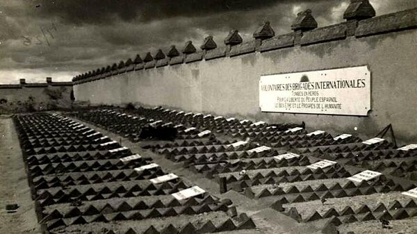 Tumbas de brigadistas internacionales en el cementerio de Fuencarral de Madrid - Sputnik Mundo
