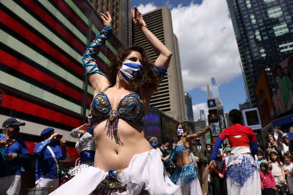 Una mujer baila para celebrar el Día de Independencia de Israel en el Times Square de la ciudad de Nueva York (EEUU), el 18 de abril. - Sputnik Mundo
