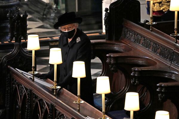 La reina Isabel II asiste al funeral de su esposo, el príncipe Felipe, en la capilla de San Jorge en Windsor (Reino Unido). - Sputnik Mundo