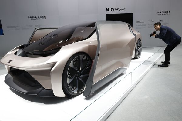 Un visitante observa el automóvil concepto NIO eve, exhibido durante el Salón del Automóvil de Shanghai (China). - Sputnik Mundo