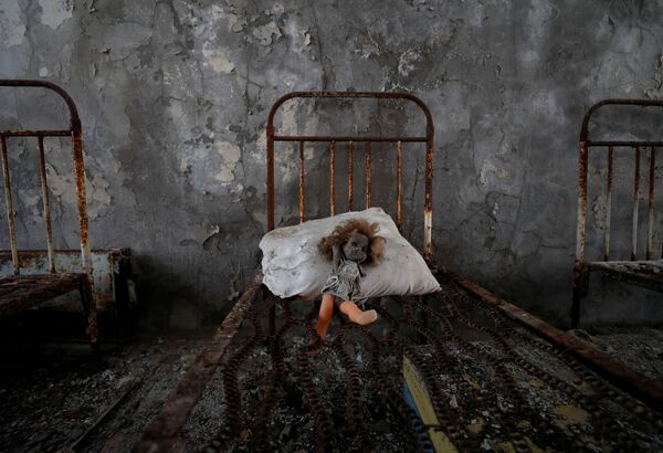 Una muñeca dejada por un visitante en un jardín de infancia en la ciudad abandonada de Pripyat, en la zona de exclusión de la central nuclear de Chernobyl (Ucrania). - Sputnik Mundo
