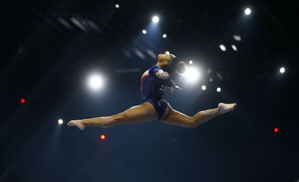 La gimnasta francesa Melanie de Jesus dos Santos actúa en el Campeonato Europeo de Gimnasia Artística en Basilea (Suiza). - Sputnik Mundo