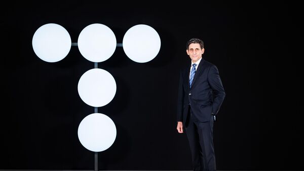 El presidente de Telefónica, José María Álvarez-Pallete, con el nuevo logo - Sputnik Mundo