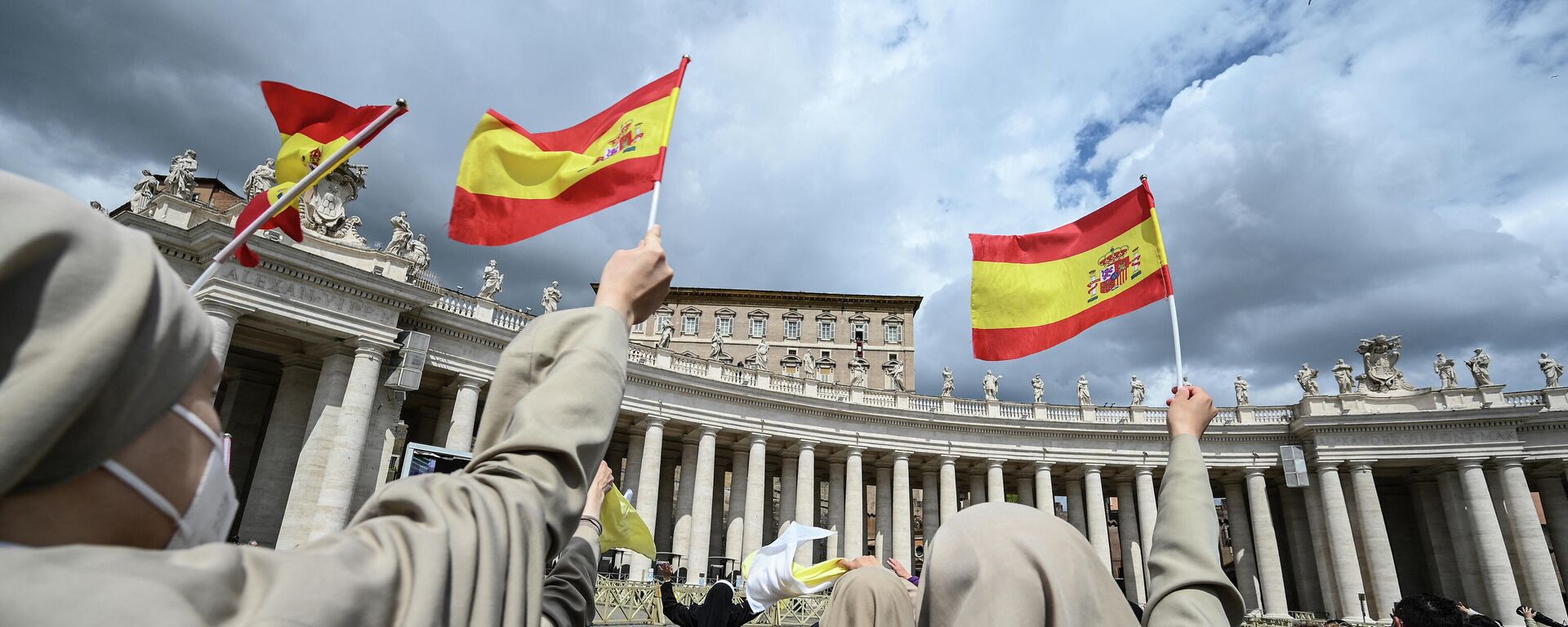 Monjas sostienen banderas españolas frente al Vaticano - Sputnik Mundo, 1920, 23.04.2021