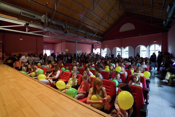 'Niños de Chernóbil', participantes del programa de la Asociación Ledicia Cativa durante una actividad cultural en Galicia - Sputnik Mundo