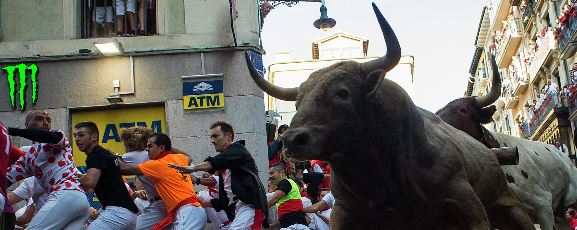 Foto de archivo. Los participantes corren junto a toros de lidia y novillos en una corrida de toros durante la fiesta de San Fermín en Pamplona - Sputnik Mundo, 1920, 26.04.2021