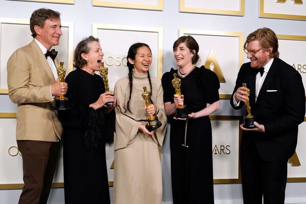 El principal ganador de los premios de 2021 fue el largometraje Nomadland. La cinta se llevó tres estatuillas: mejor película, mejor directora (Chloé Zhao) y mejor actriz (Frances McDormand).En la foto: una parte del equipo de Nomadlanden la 93 ceremonia de los Óscar. - Sputnik Mundo