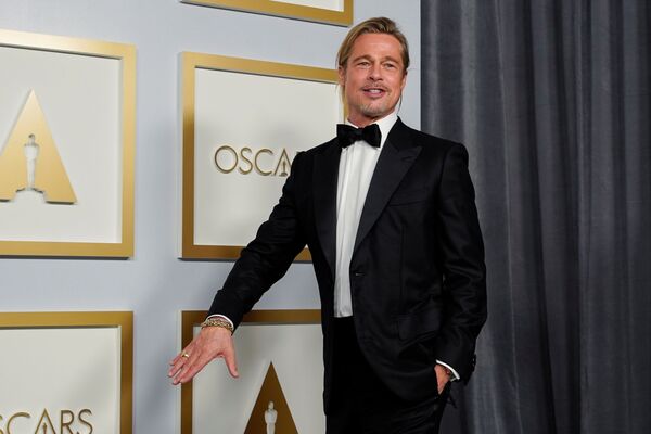 Brad Pitt, como coanfitrión de la ceremonia, anunció la ganadora en la categoría mejor actriz de reparto. - Sputnik Mundo