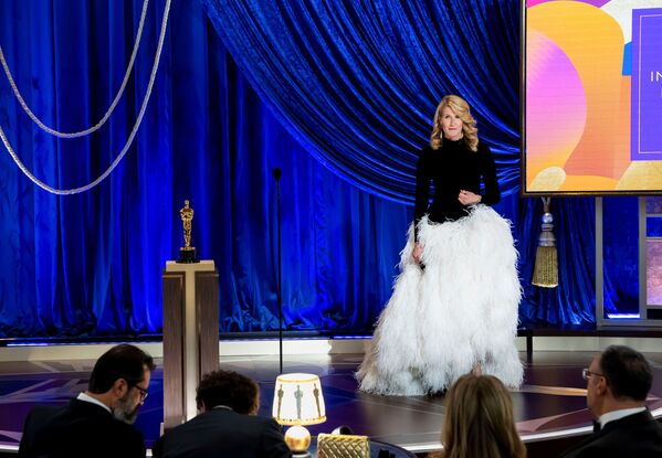 La actriz Laura Dern fue una de las anfitrionas de la ceremonia de los Óscar 2021. El año pasado recibió el premio a la mejor actriz de reparto. - Sputnik Mundo