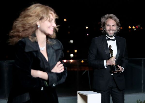 El guionista Florian Zeller, quien ganó el premio al mejor guión adaptado por El padre, participó de la ceremonia de los Óscar desde París. - Sputnik Mundo