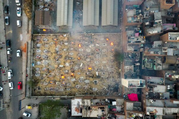 La vista a la cremación masiva en Nueva Delhi desde arriba. - Sputnik Mundo
